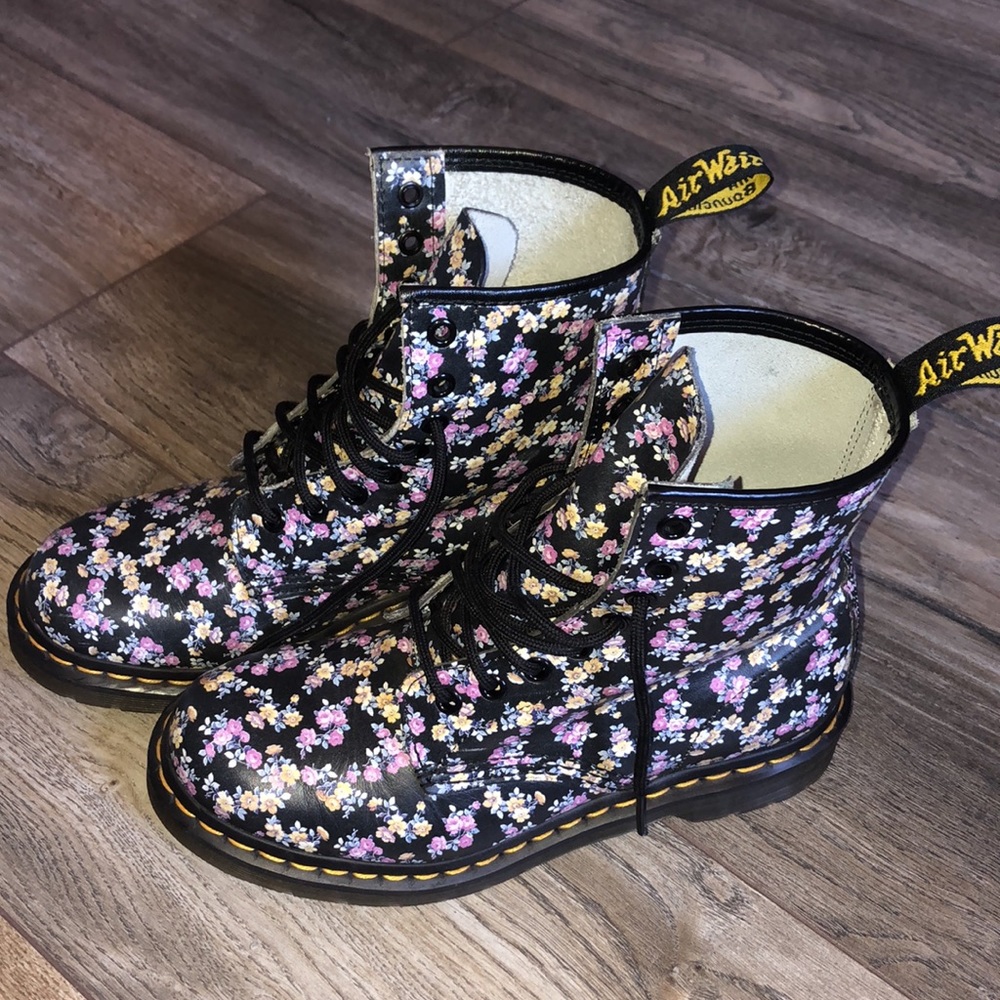 Dr. Marten boots floral print size 7 brand new